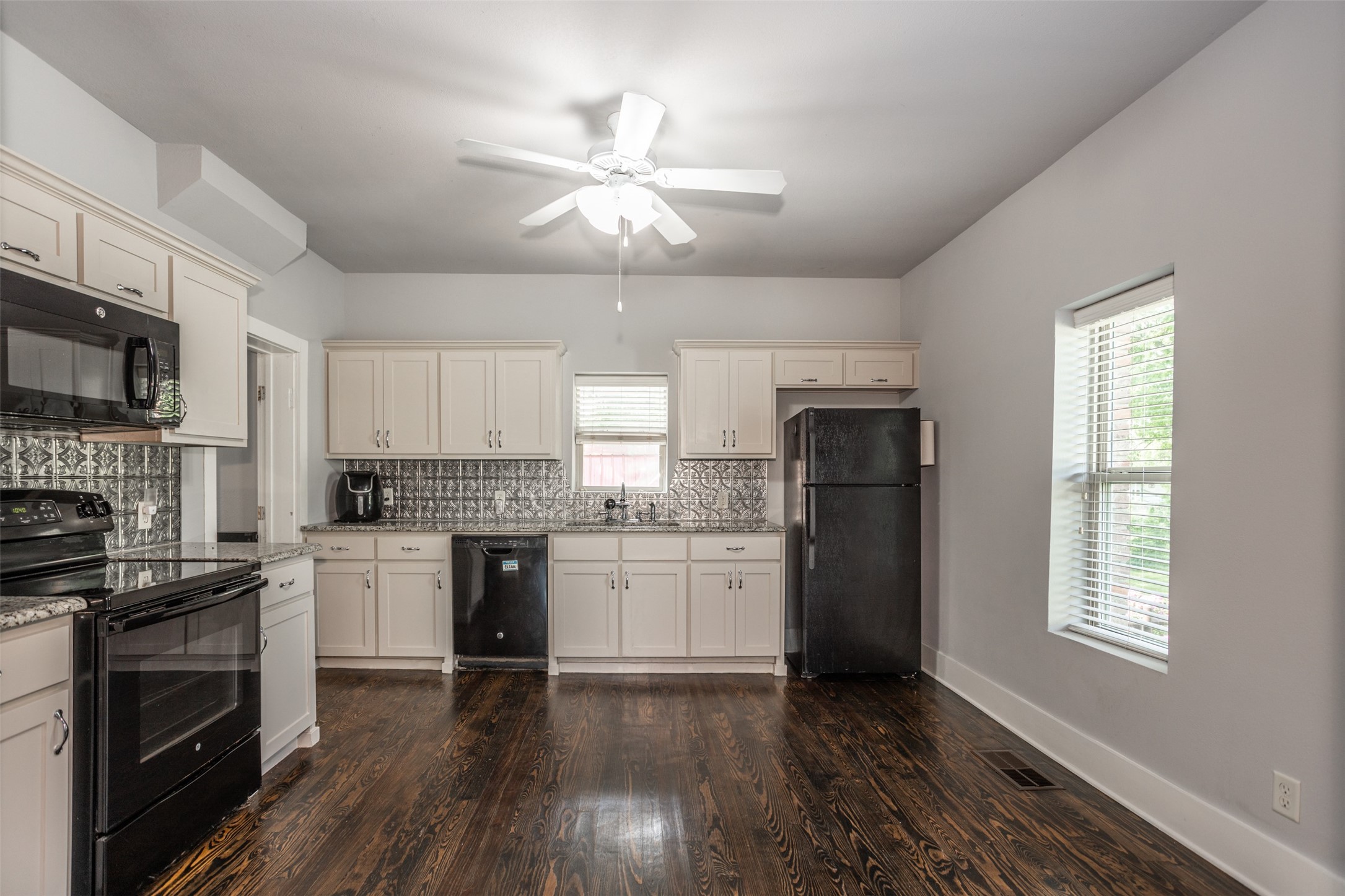 230 E Main Street Lindsay TX 76250