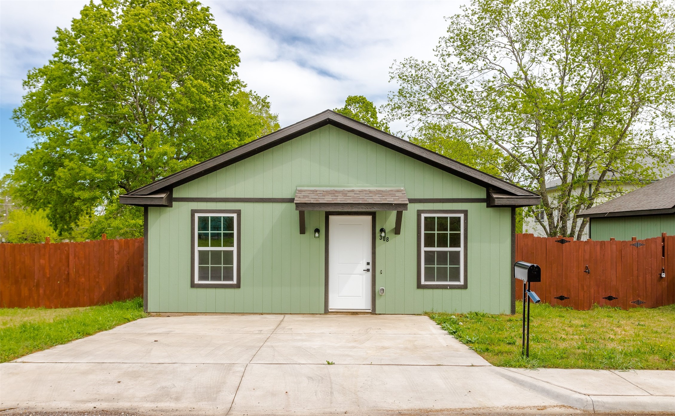 308 S 3rd Bonham TX 75418