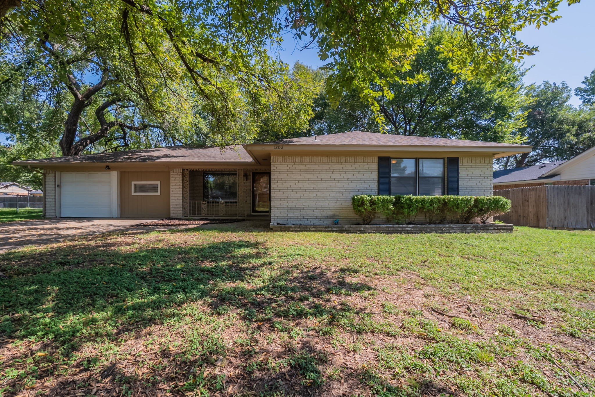 1202 Crestridge Street Ennis TX 75119