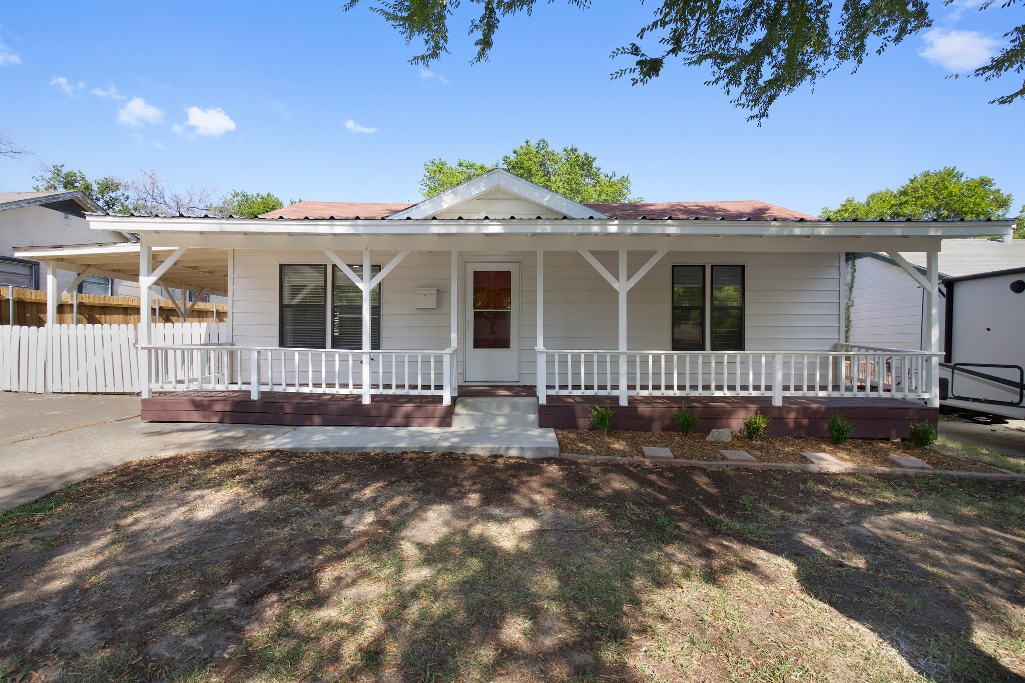 726 SE 3rd Street Grand Prairie TX 75051