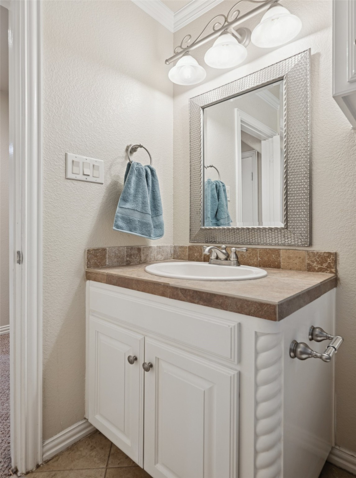 2221 Farrington Lane Hurst TX 76054
