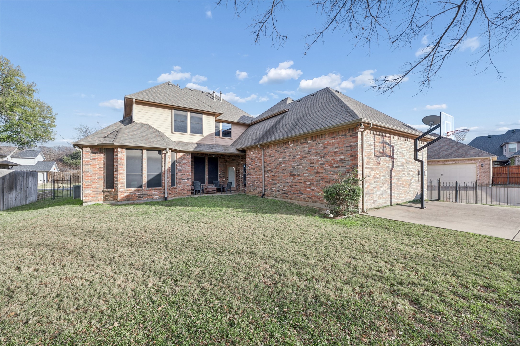 2221 Farrington Lane Hurst TX 76054