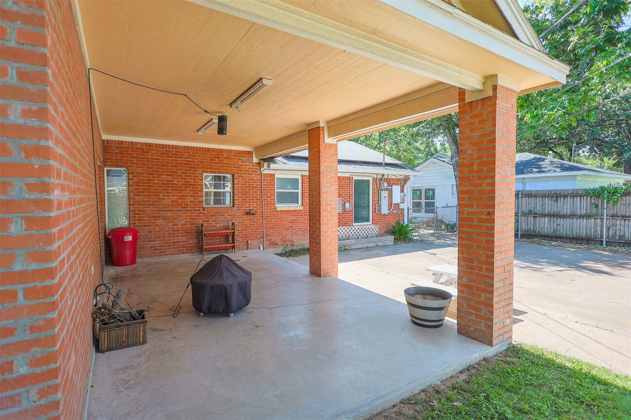 733 Thersa Drive River Oaks TX 76114