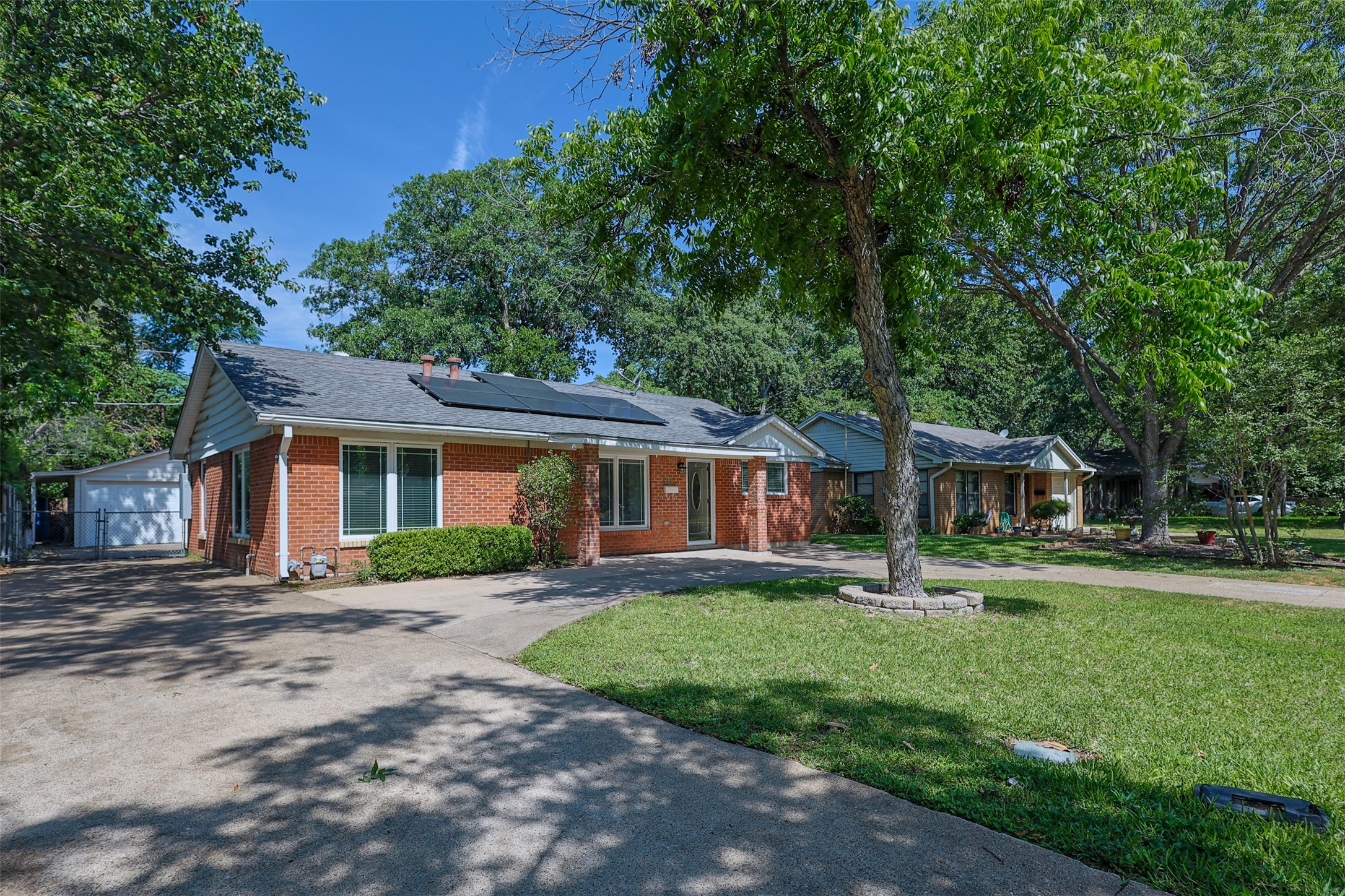733 Thersa Drive River Oaks TX 76114