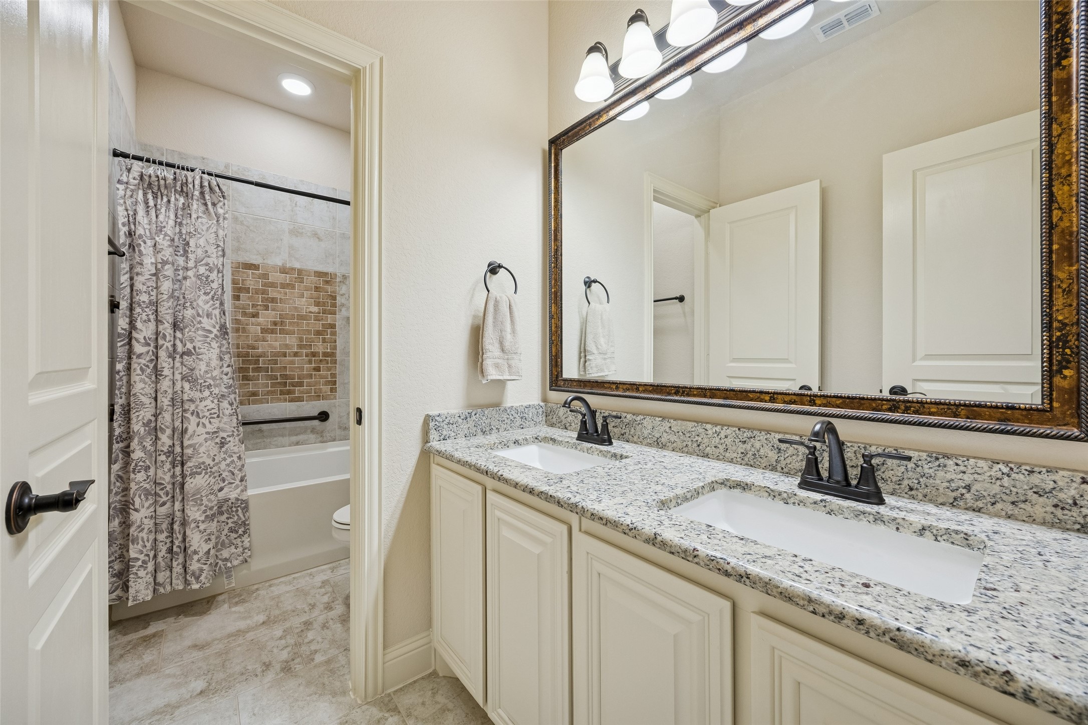 203 Oakcrest Drive Justin TX 76247