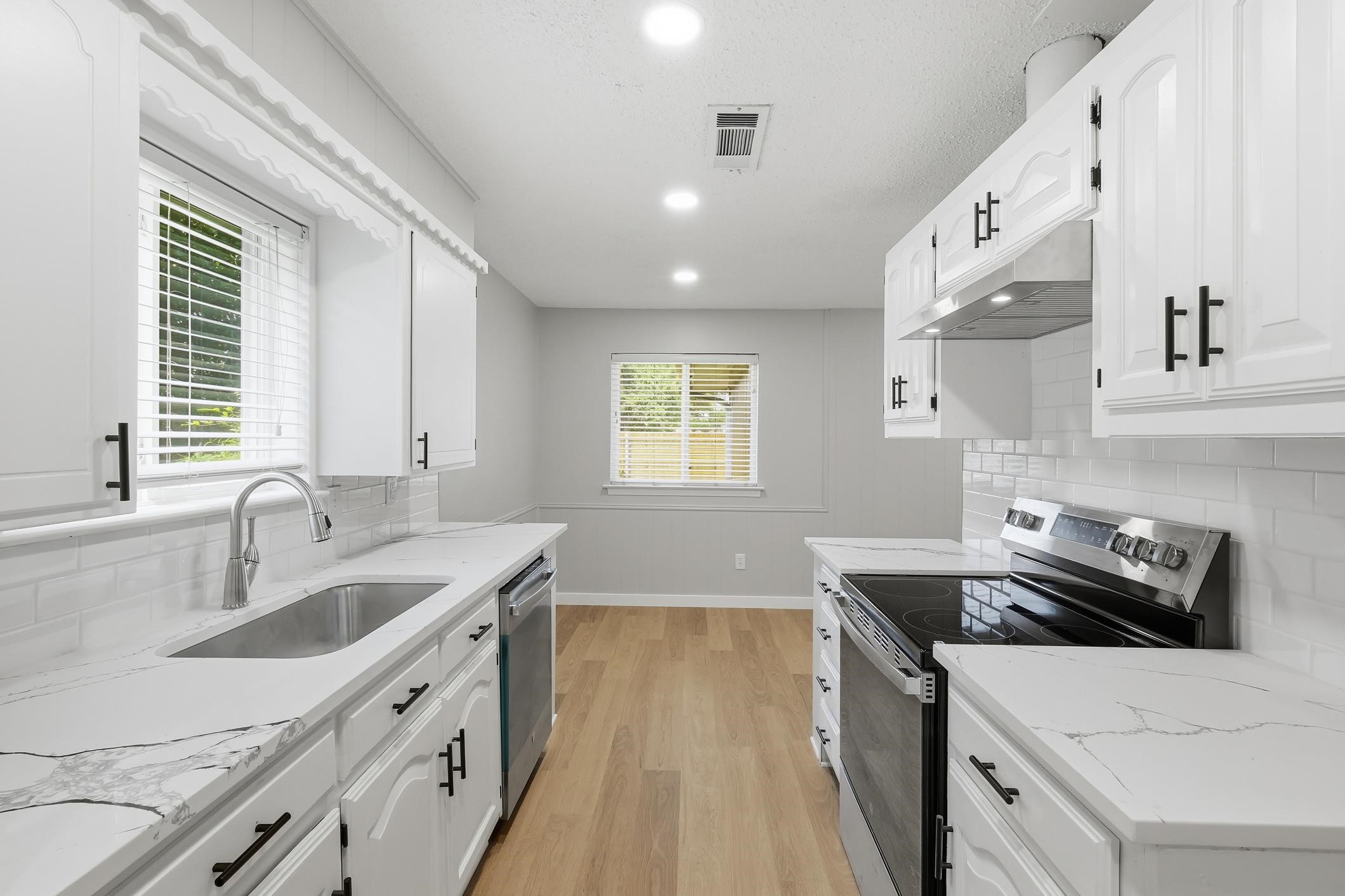 1909 Schumac Lane Bedford TX 76022
