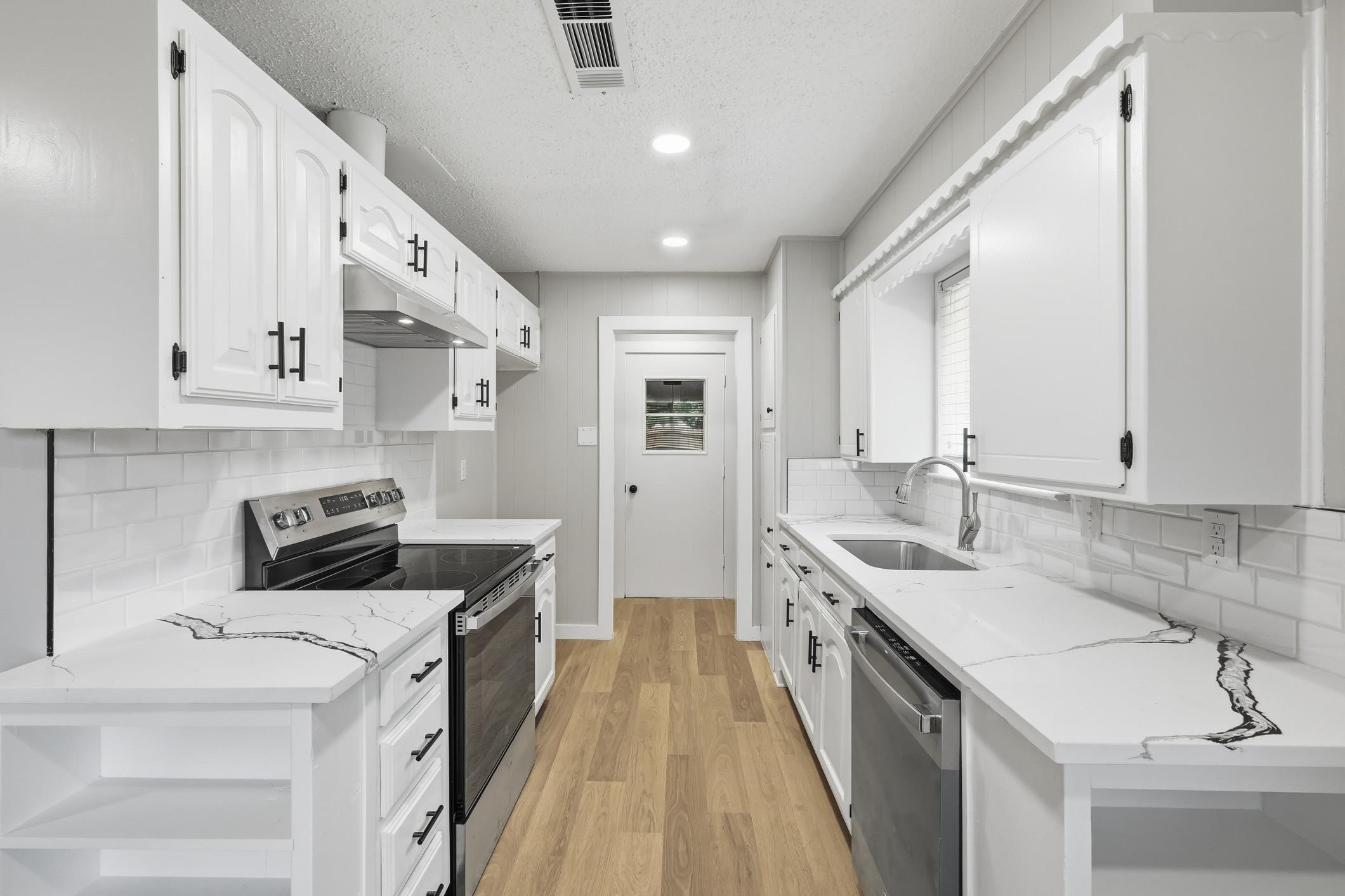 1909 Schumac Lane Bedford TX 76022