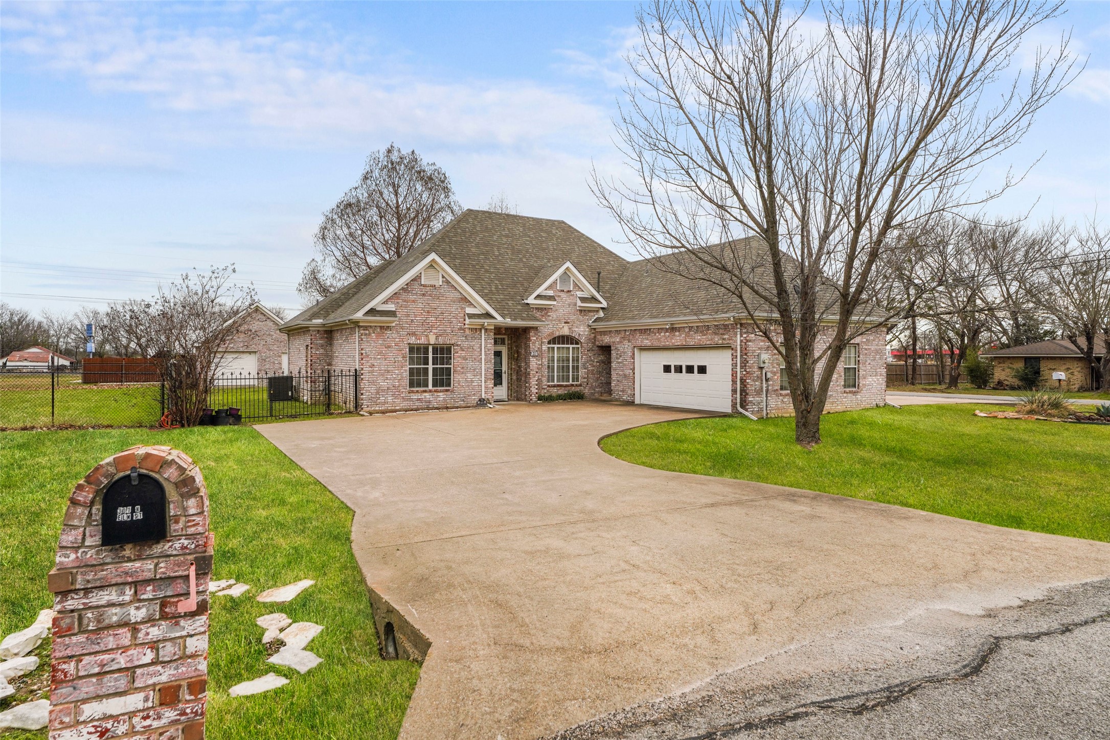 301 N Elm Quinlan TX 75474