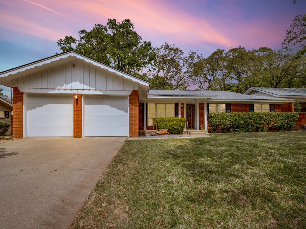 712 Joanna Drive Hurst TX 76053