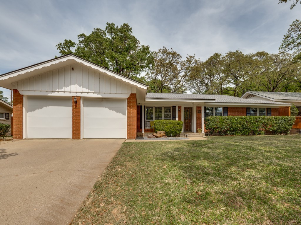 712 Joanna Drive Hurst TX 76053