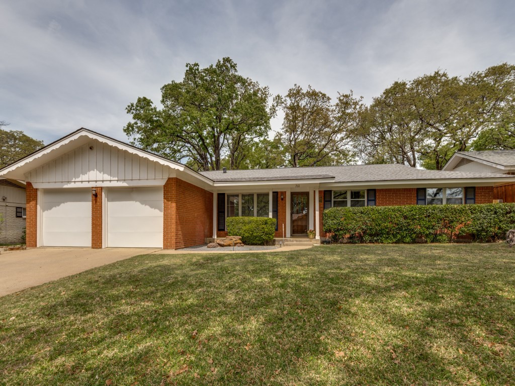 712 Joanna Drive Hurst TX 76053