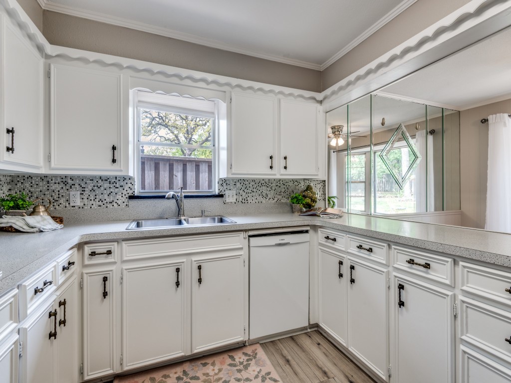712 Joanna Drive Hurst TX 76053