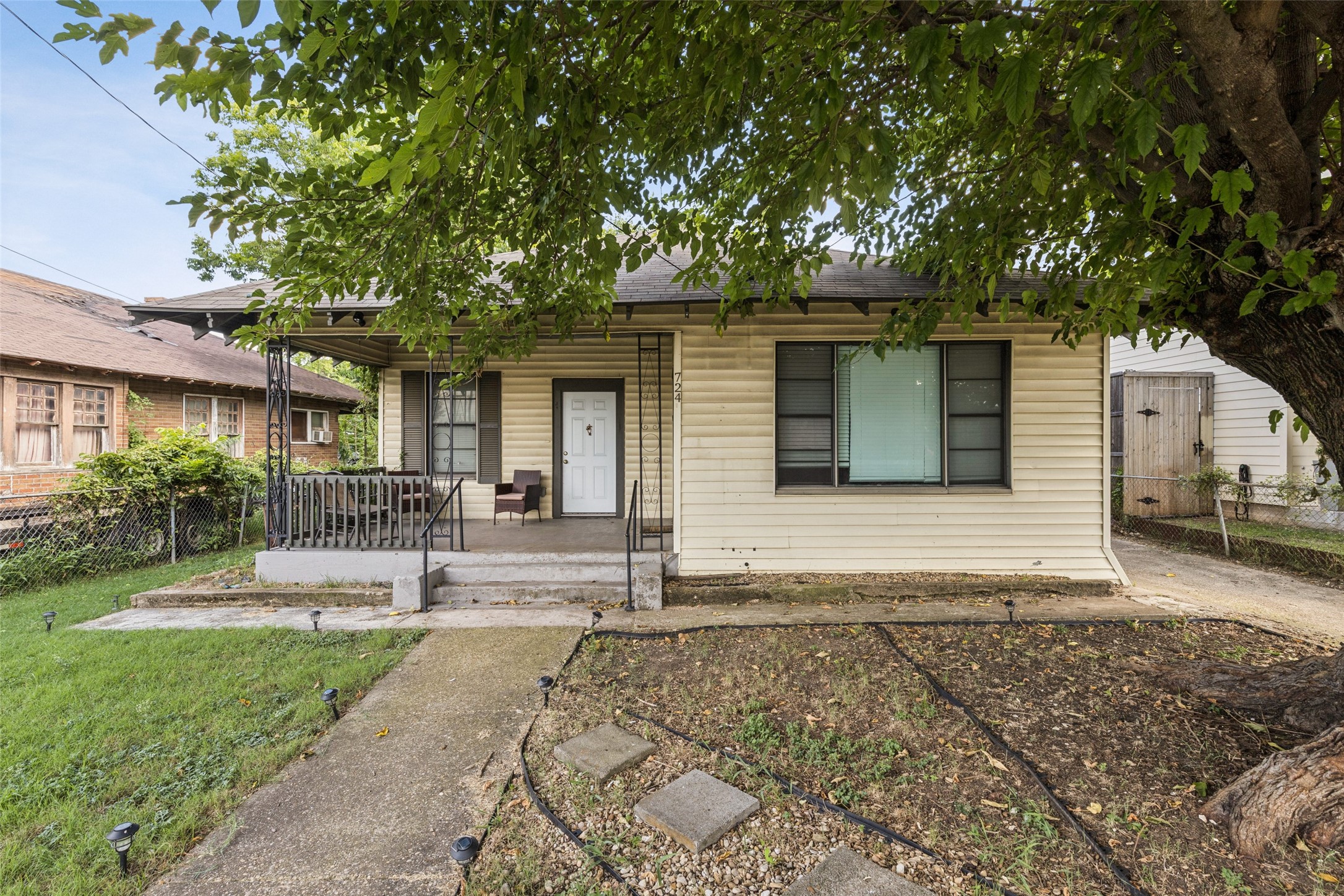 724 W 7th Street Dallas TX 75208