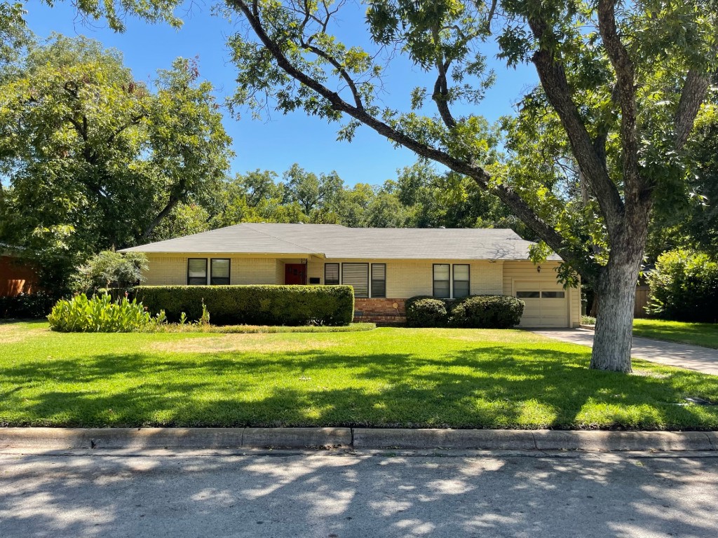 1204 Brittany Lane Arlington TX 76013