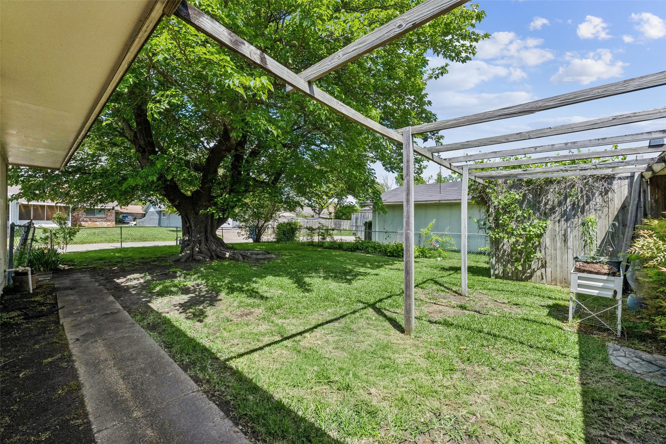 1017 Ravencroft Drive Garland TX 75043