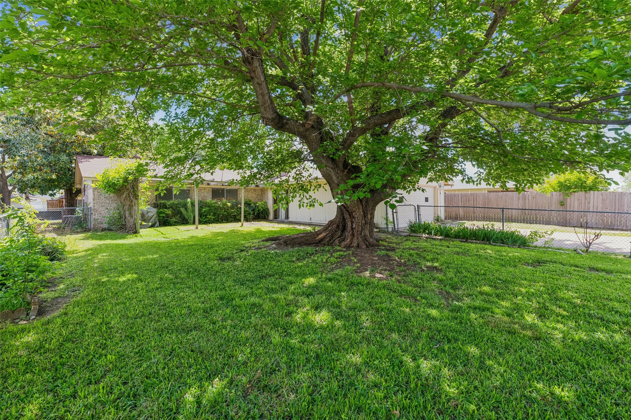 1017 Ravencroft Drive Garland TX 75043