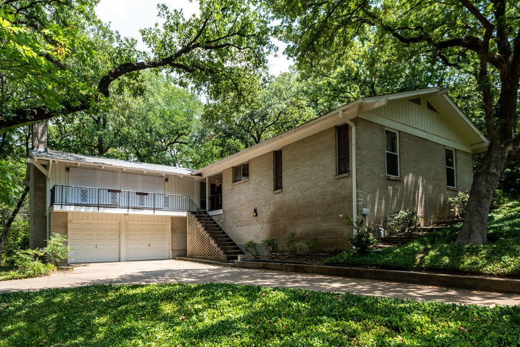 913 Shady Oaks Court Arlington TX 76012