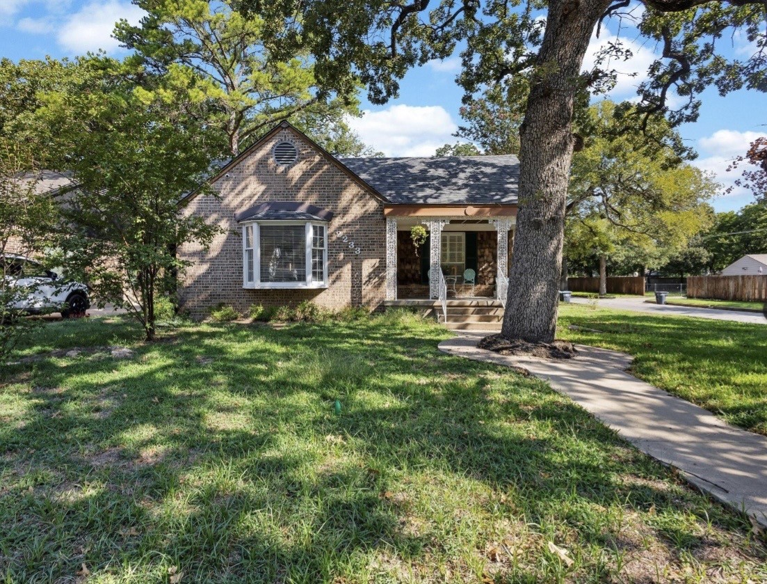 2233 Goldenrod Avenue Fort Worth TX 76111