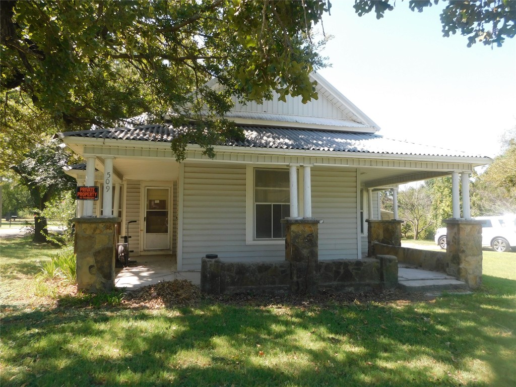 509 E Sherman Street Chico TX 76431