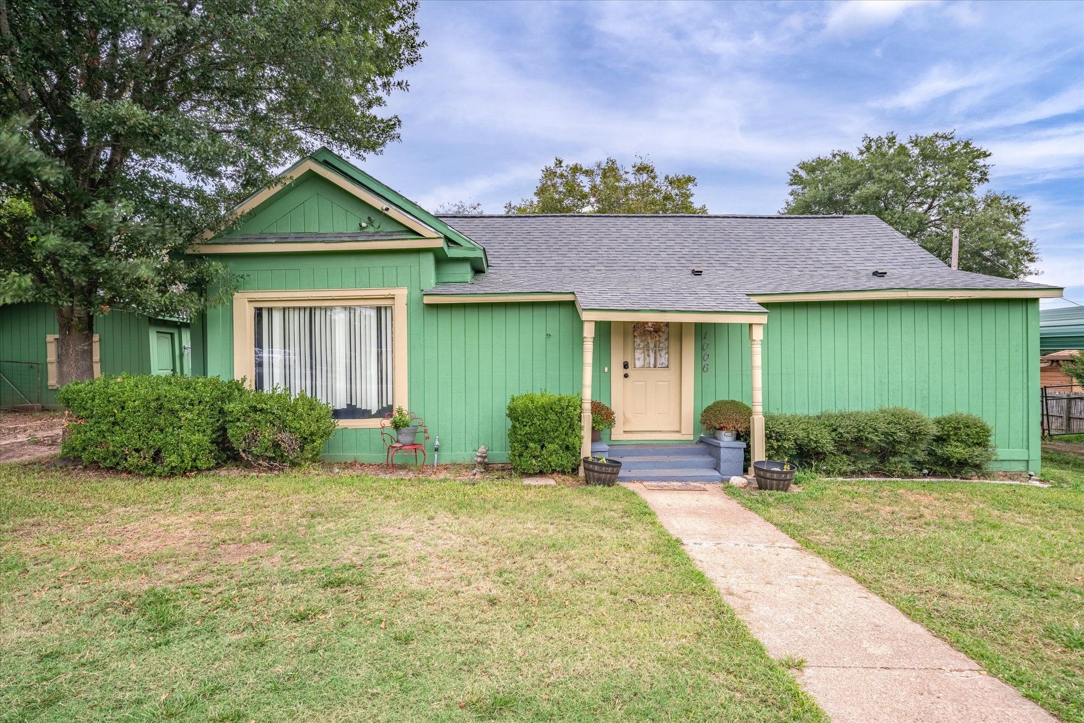 1006 W Wolfe Street Grand Saline TX 75140