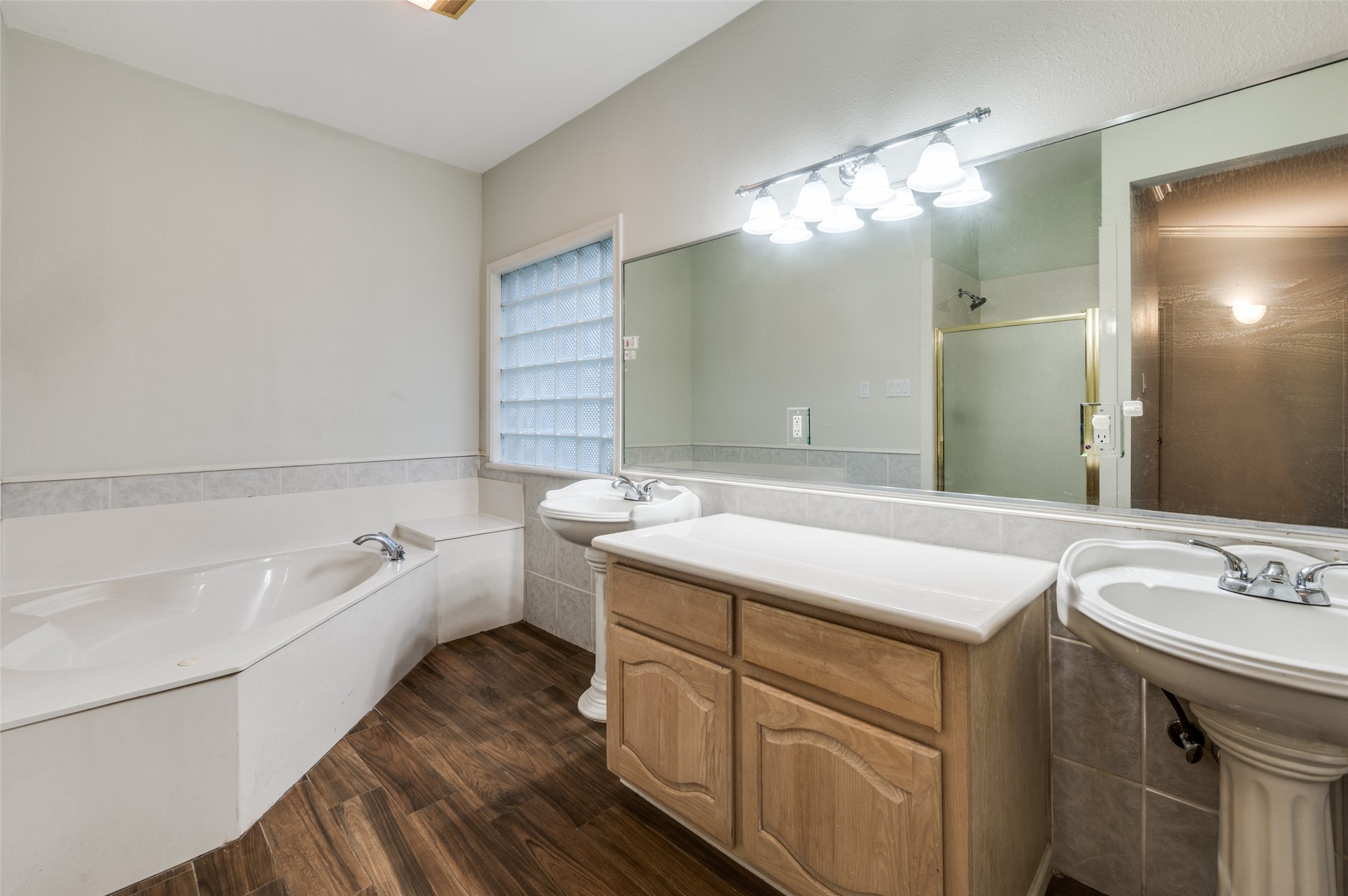 1805 Old Oak Drive Arlington TX 76012