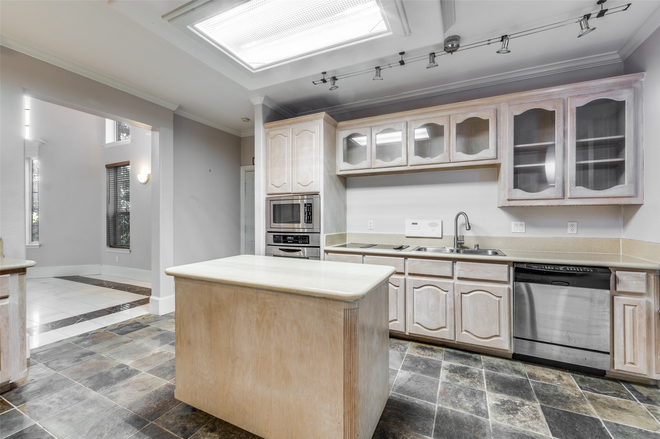 1805 Old Oak Drive Arlington TX 76012