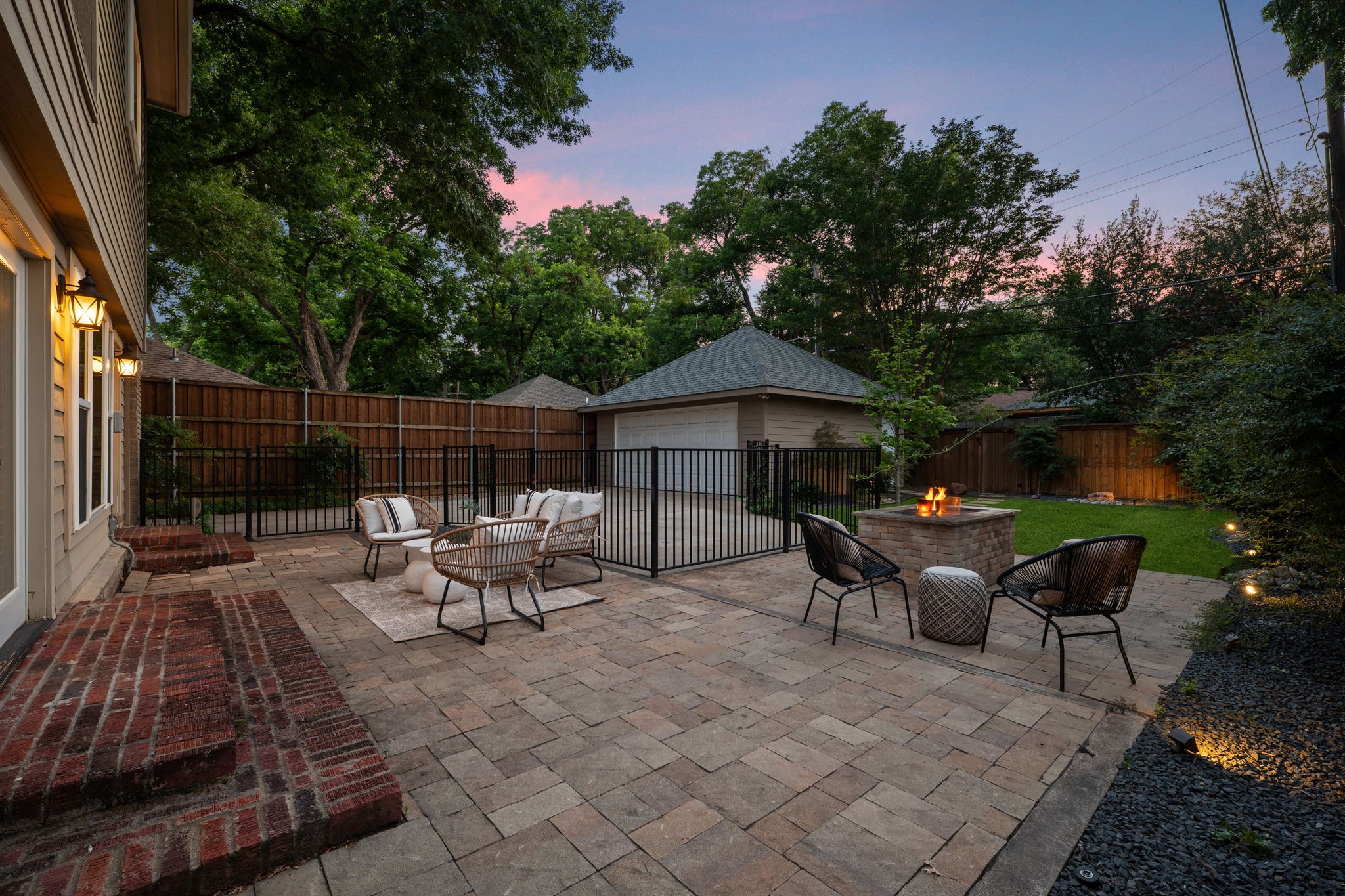 1119 N Winnetka Avenue Dallas TX 75208