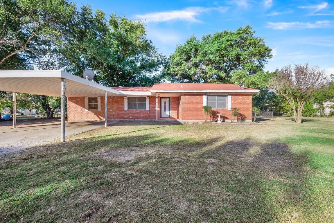 706 Henderson Boulevard Groesbeck TX 76642