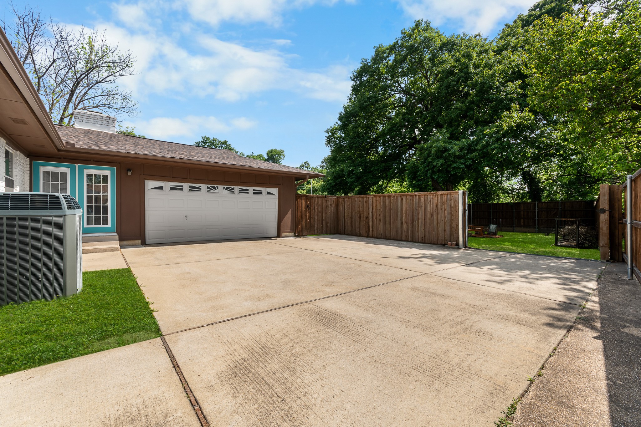 2530 Springhill Drive Dallas TX 75228