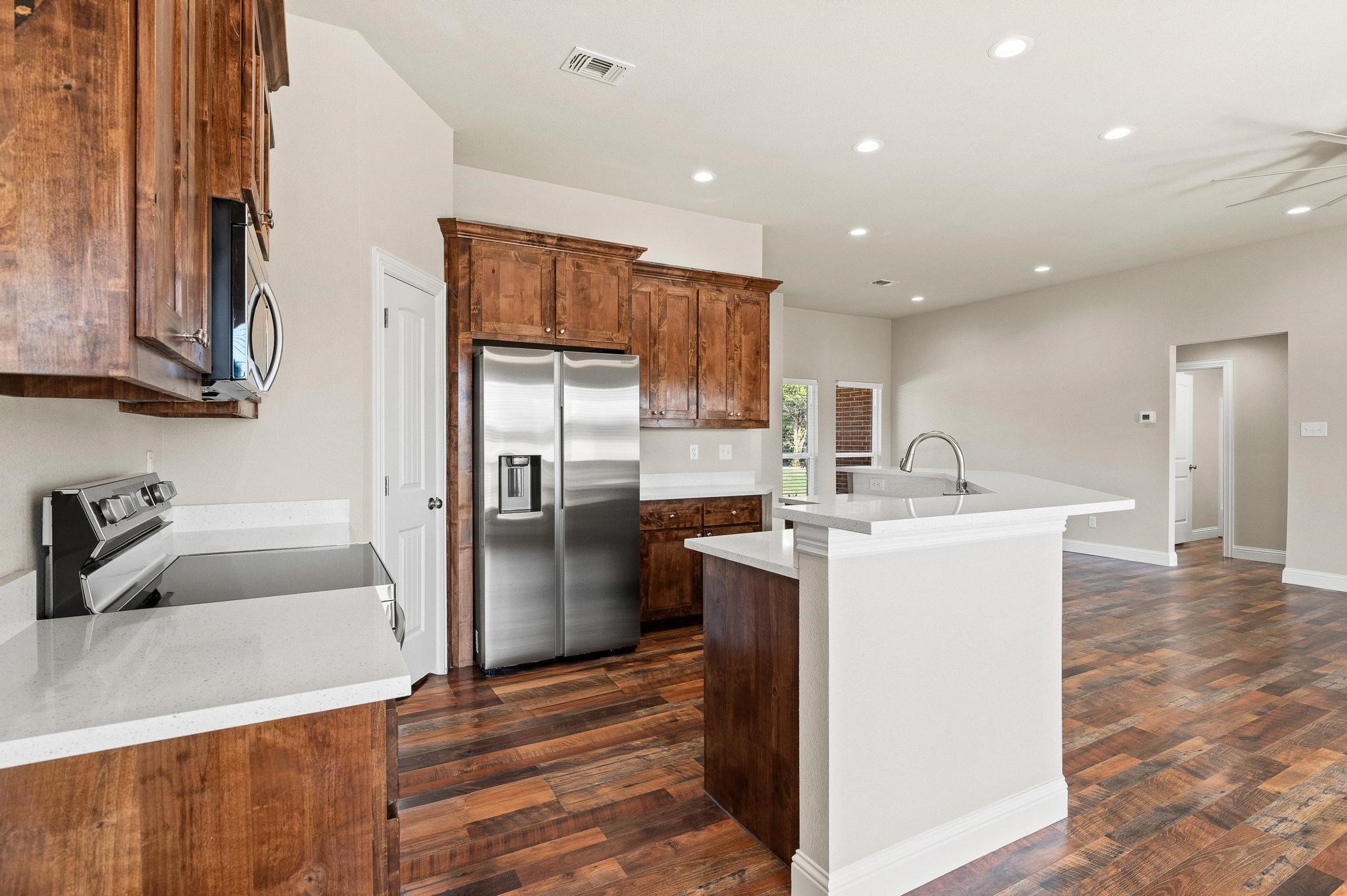 899 W Cardinal Street Ector TX 75439