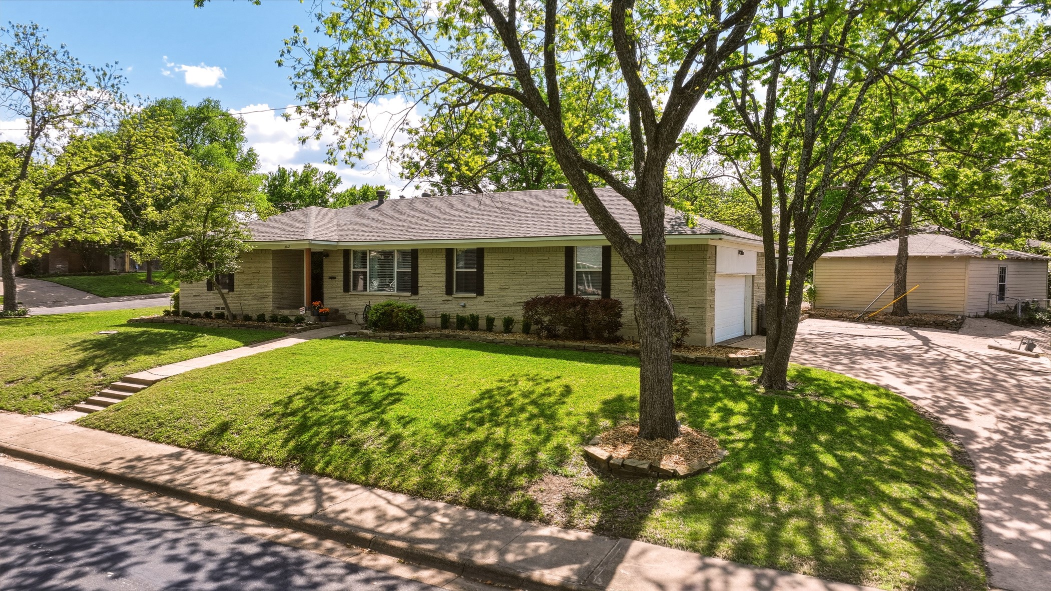 2367 Rockyglen Drive Dallas TX 75228