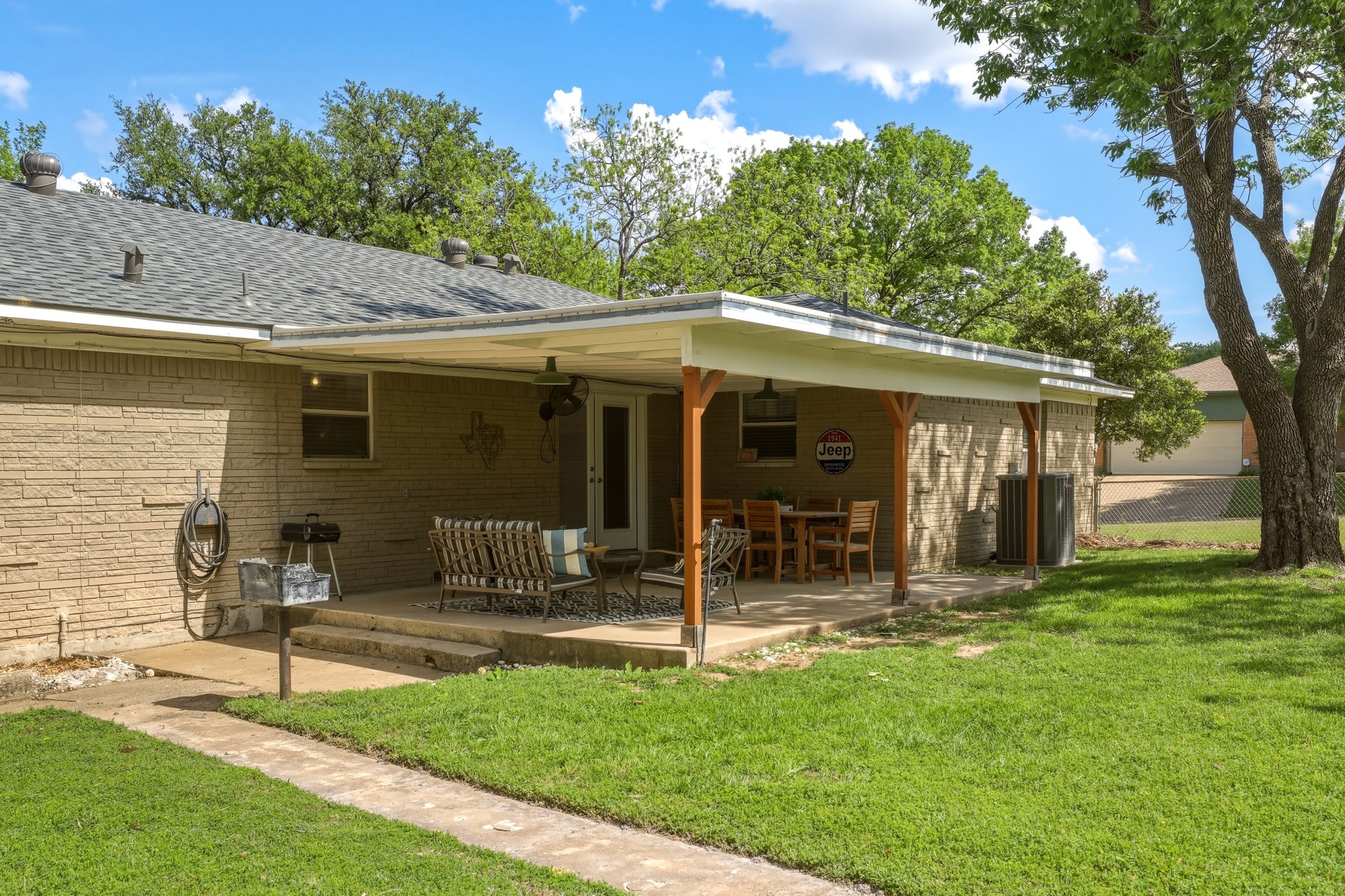 2367 Rockyglen Drive Dallas TX 75228