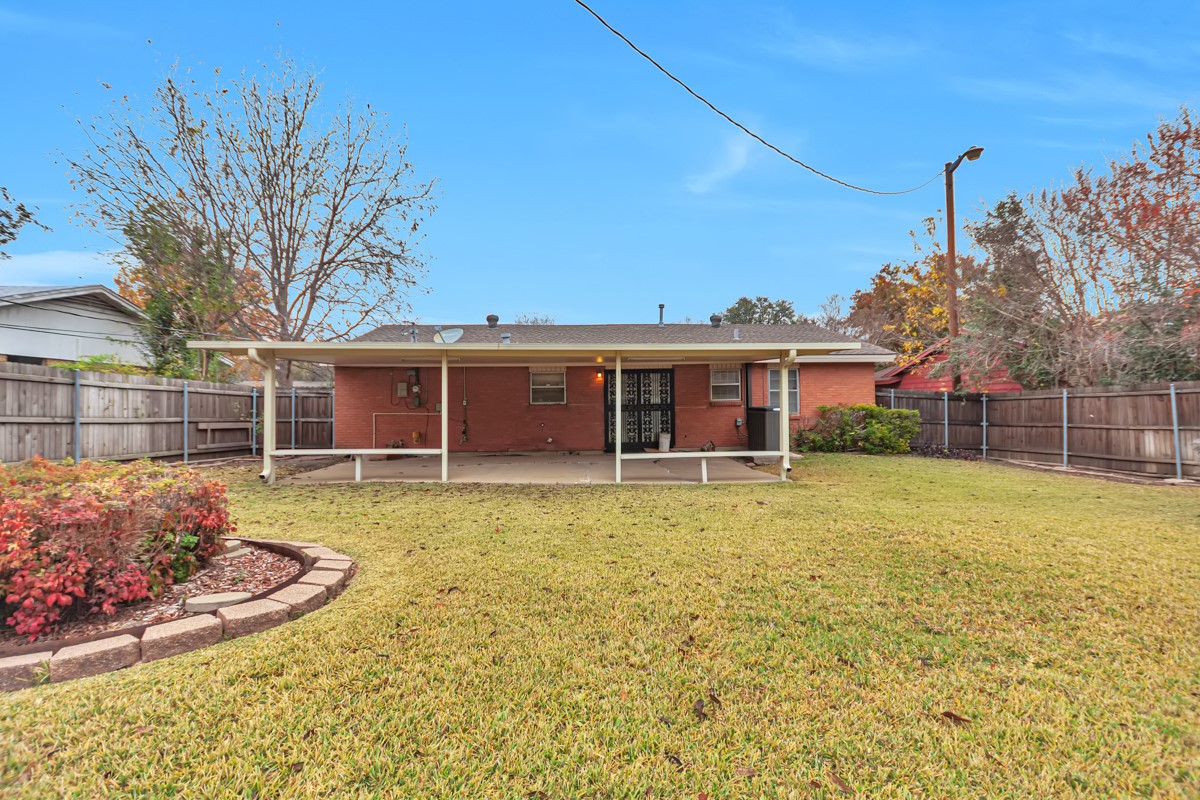 2112 Brookshire Street Arlington TX 76010
