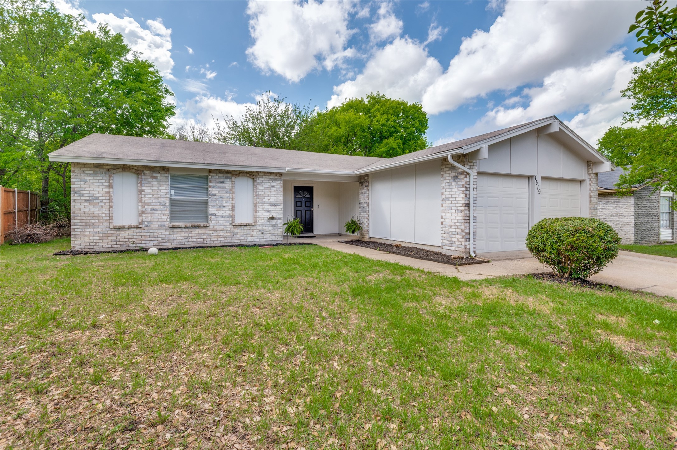1519 Oakbrook Street Lancaster TX 75134