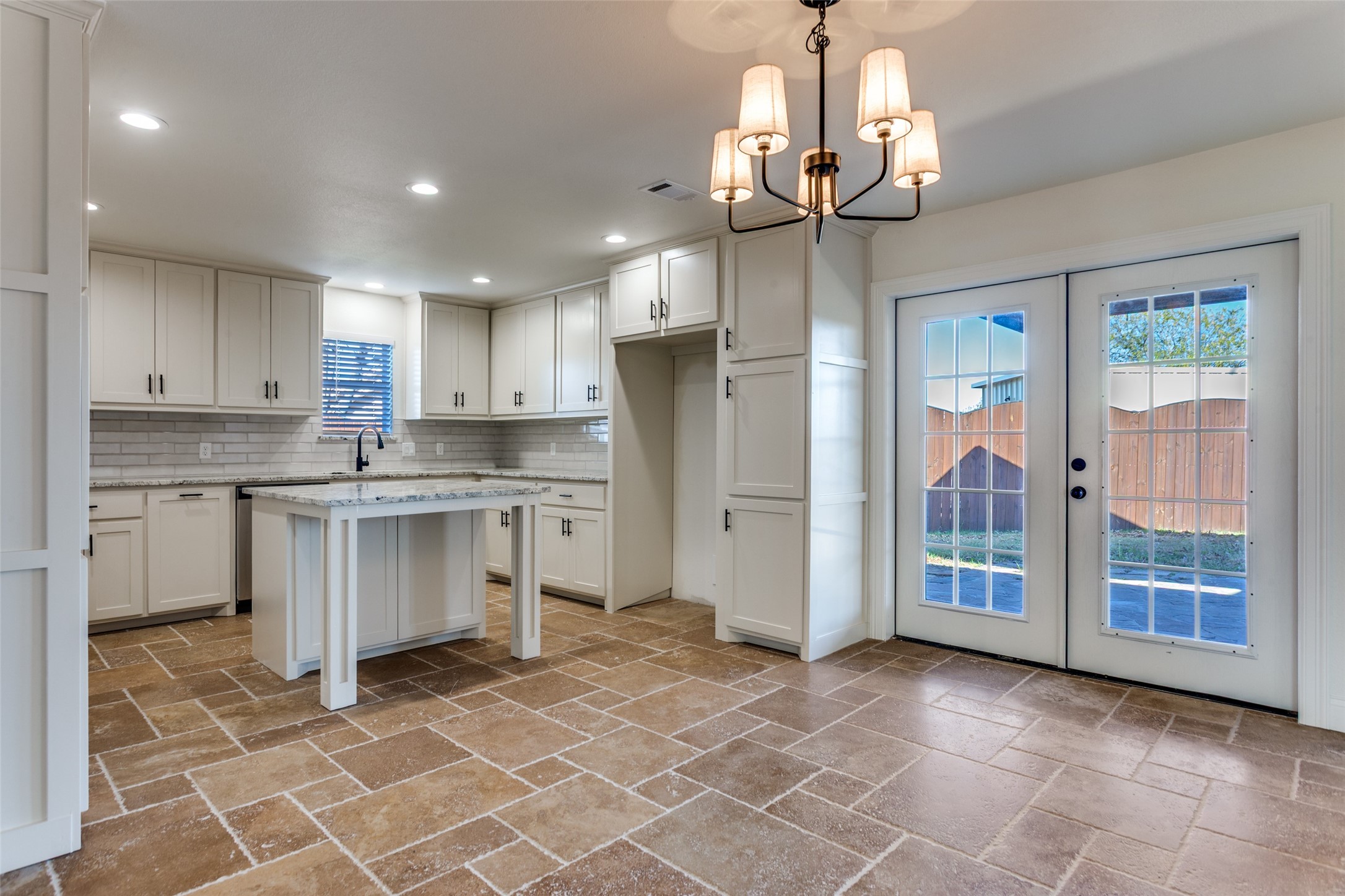1024 W Apache Trail Granbury TX 76048