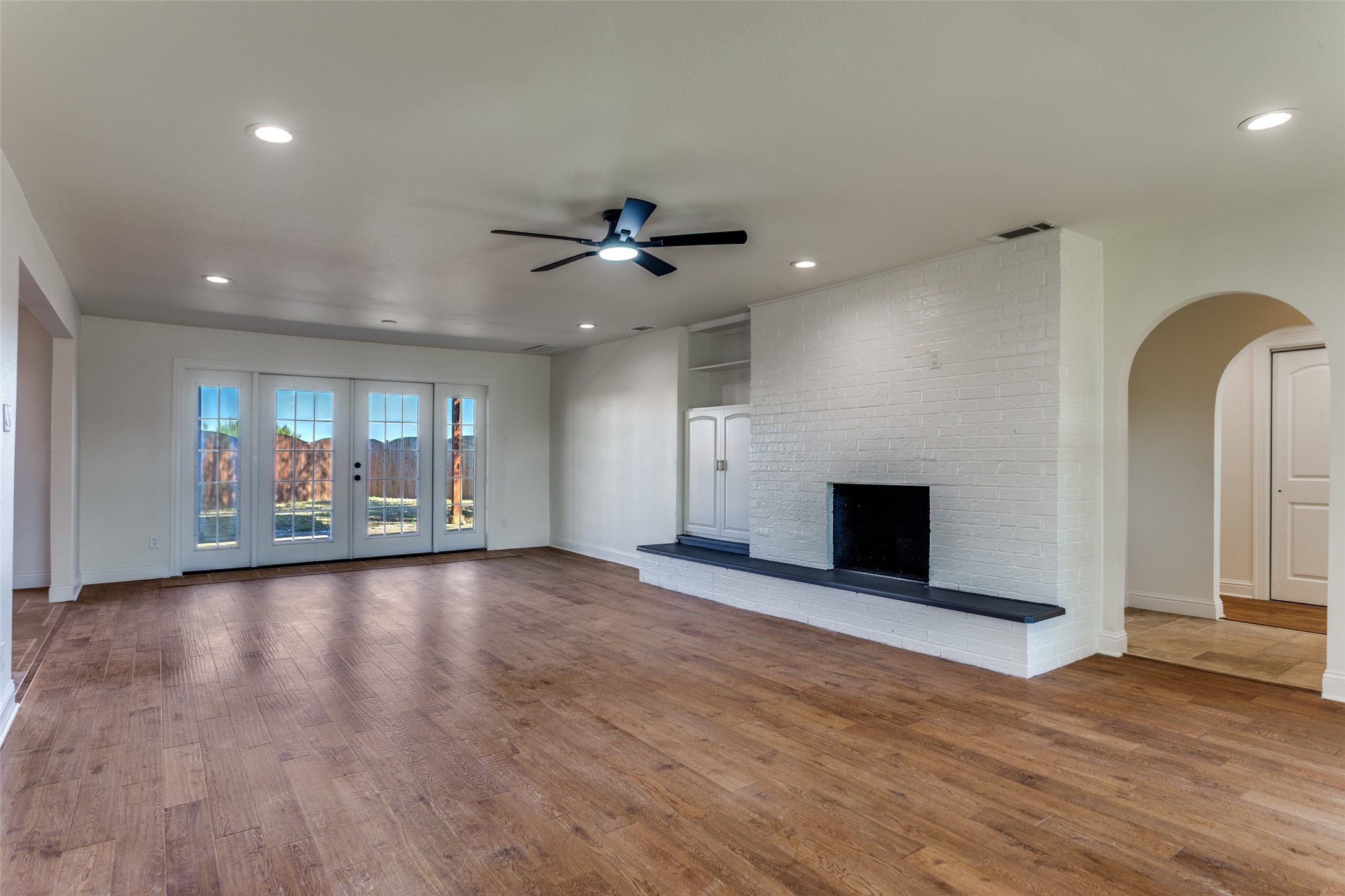 1024 W Apache Trail Granbury TX 76048