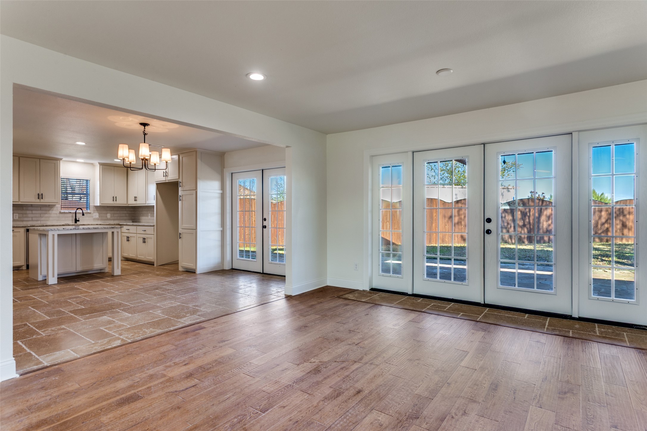 1024 W Apache Trail Granbury TX 76048