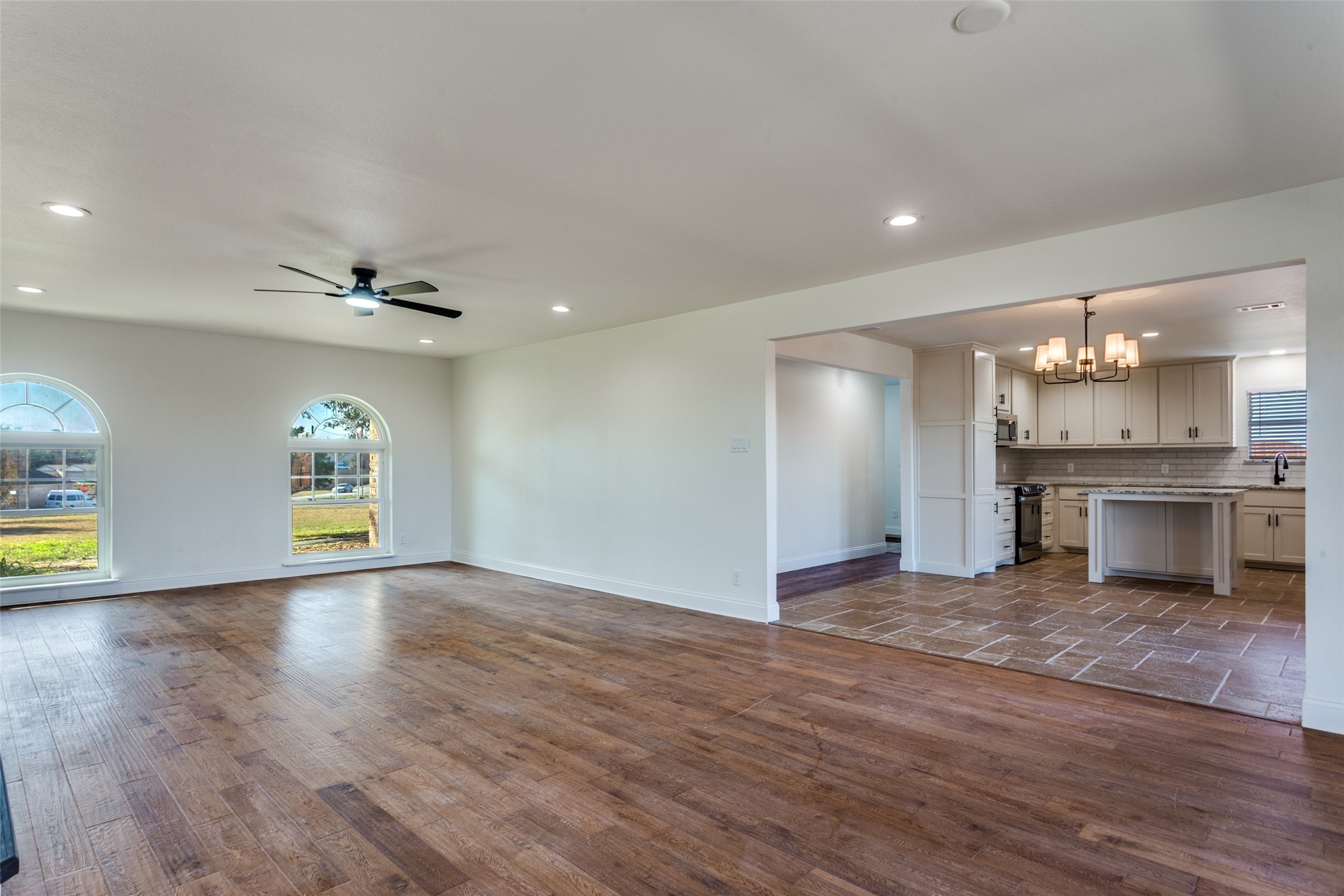 1024 W Apache Trail Granbury TX 76048