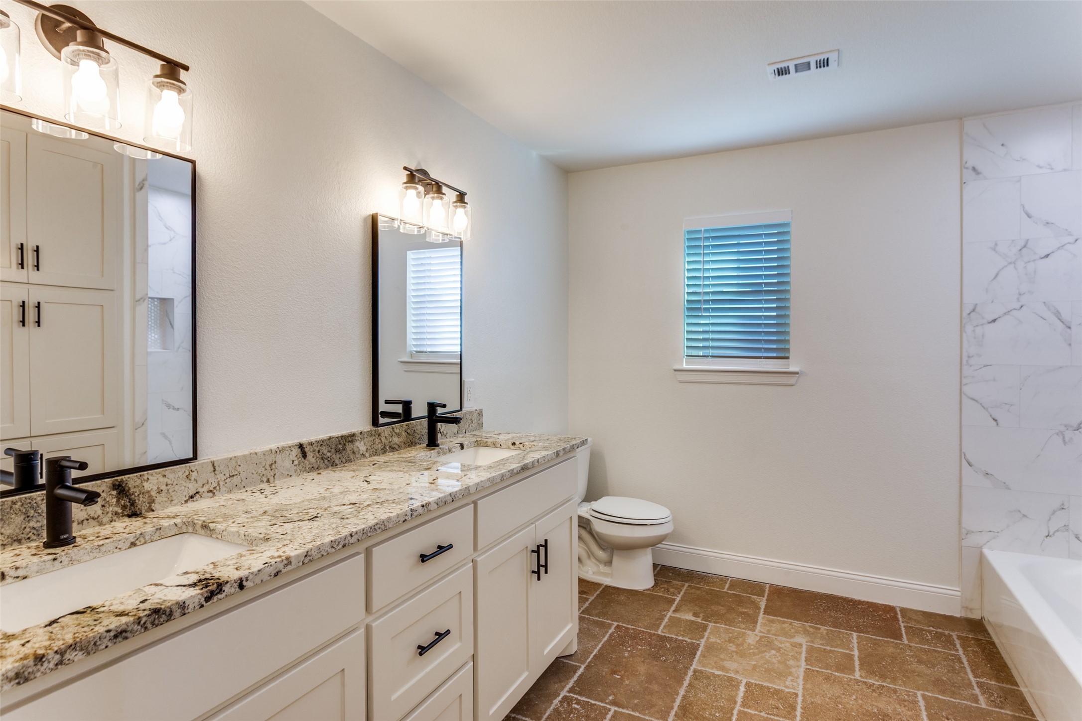 1024 W Apache Trail Granbury TX 76048