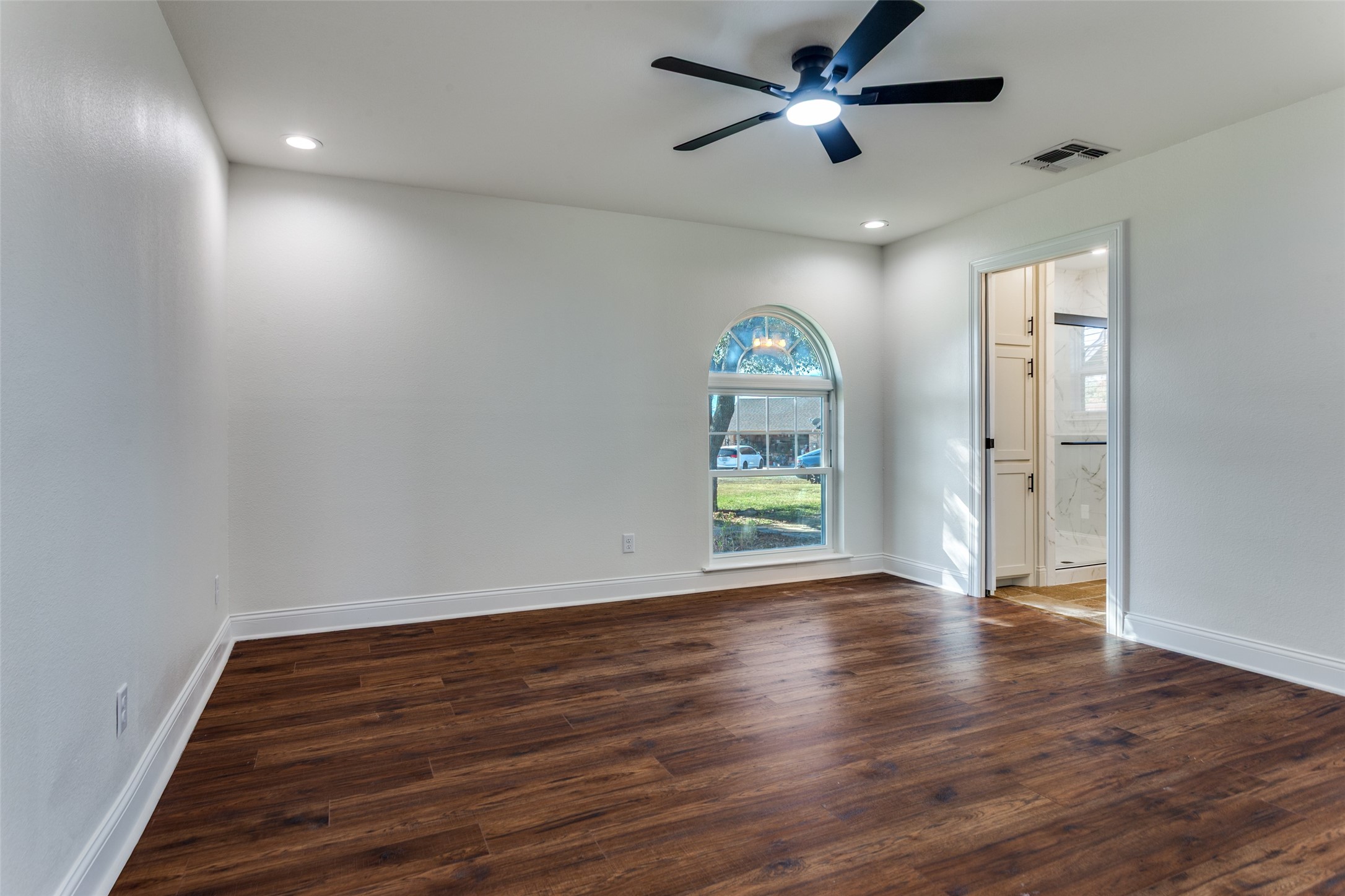 1024 W Apache Trail Granbury TX 76048