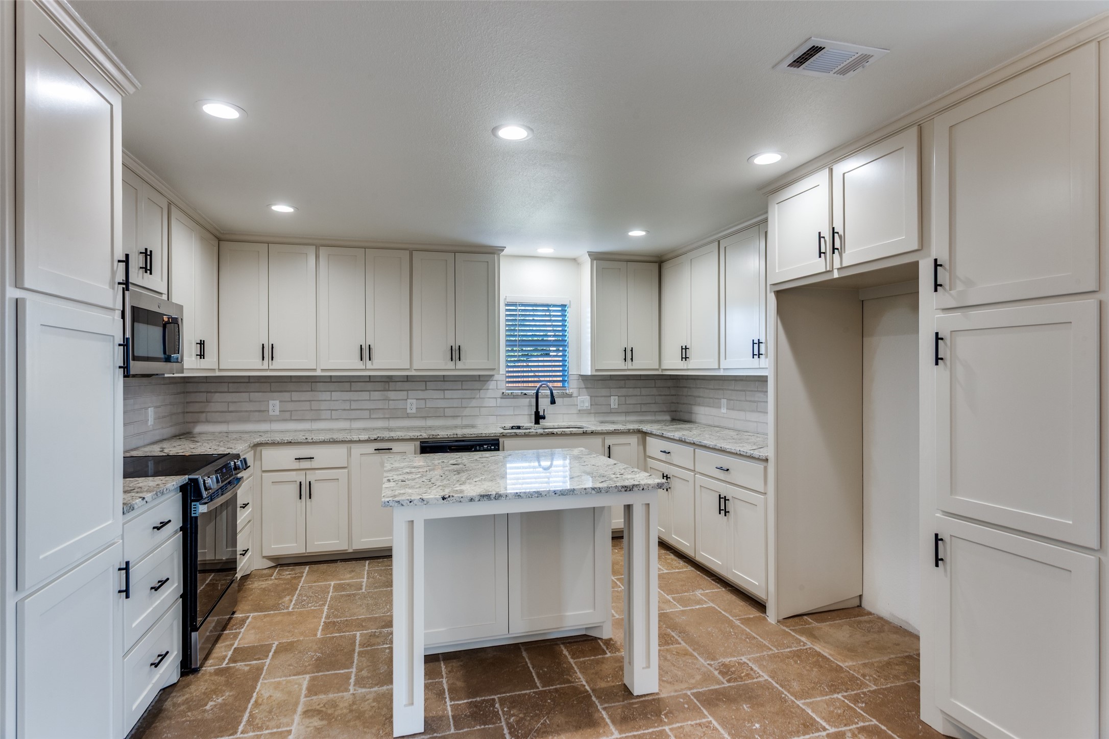 1024 W Apache Trail Granbury TX 76048