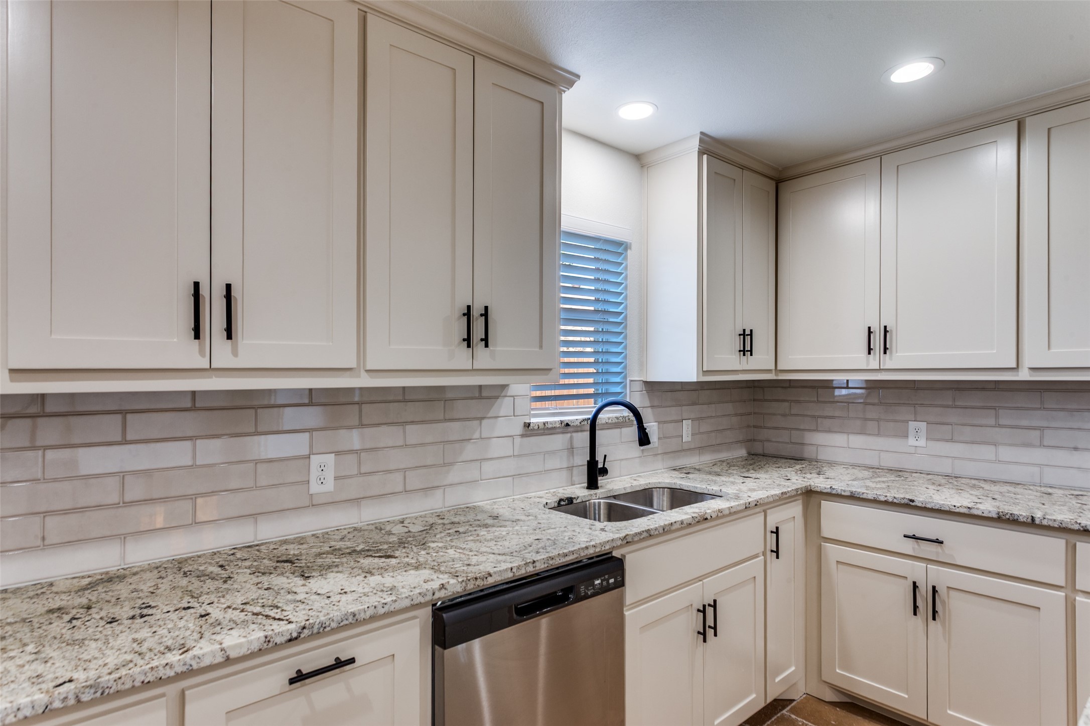 1024 W Apache Trail Granbury TX 76048