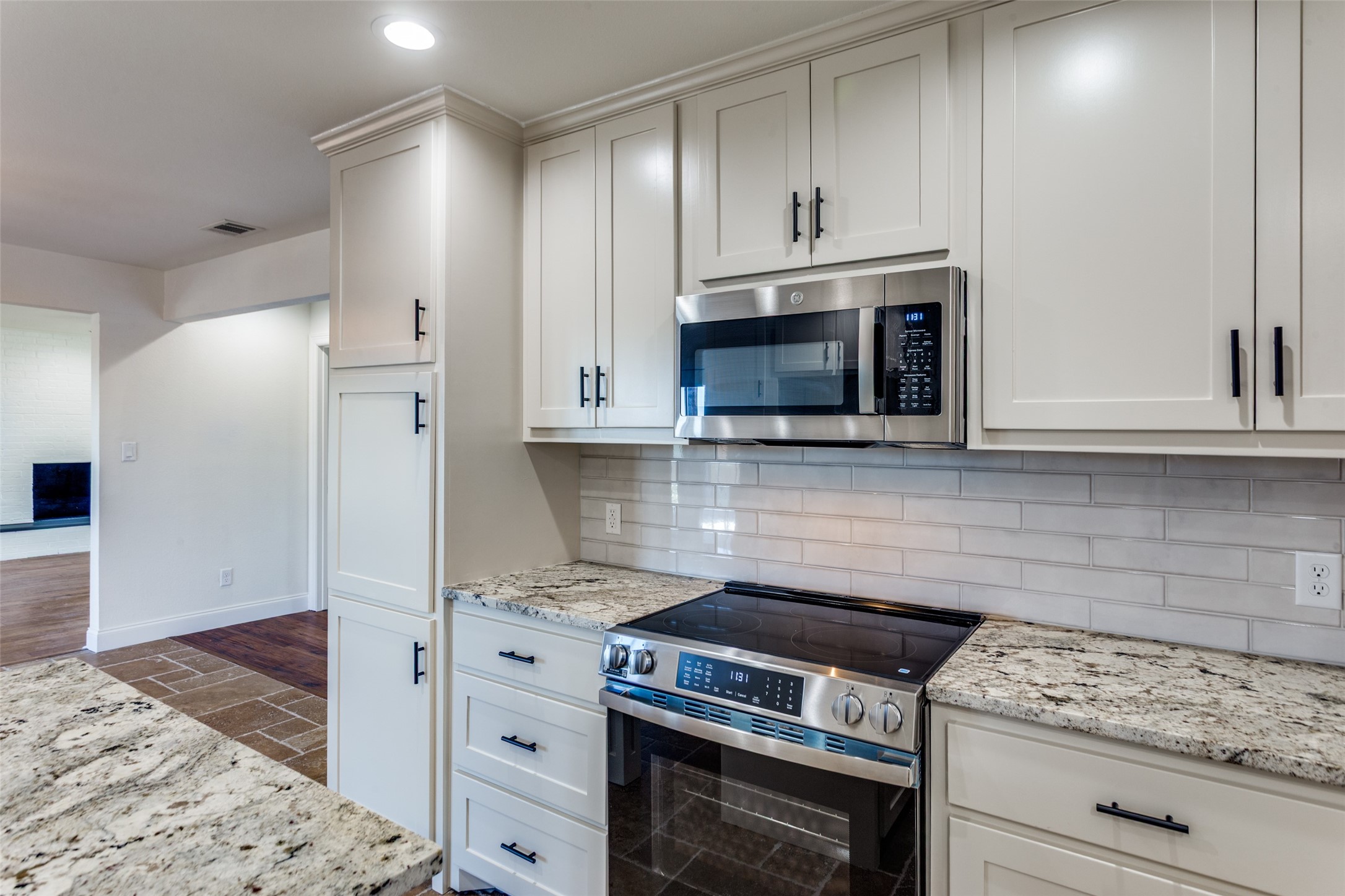 1024 W Apache Trail Granbury TX 76048