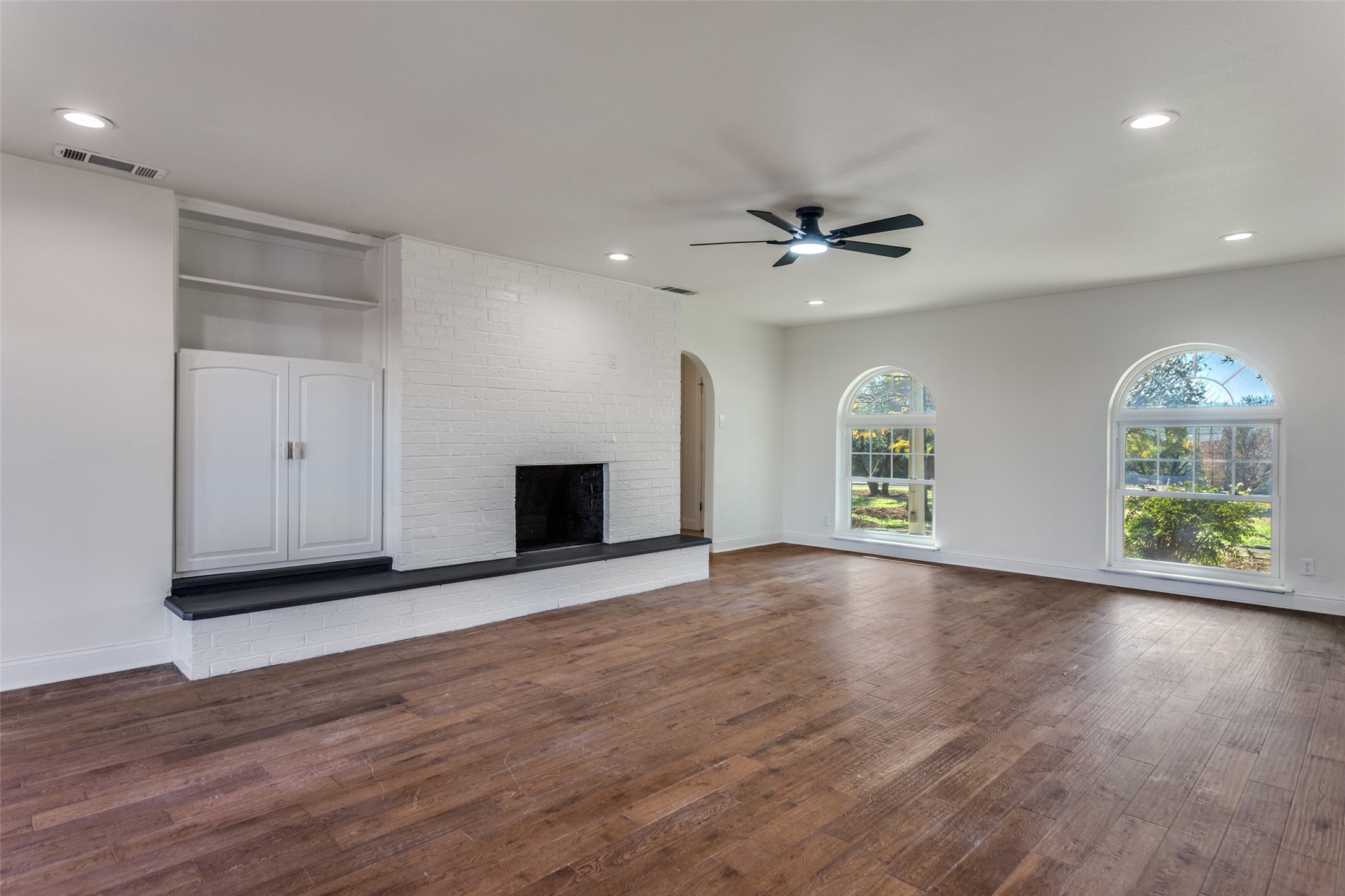 1024 W Apache Trail Granbury TX 76048