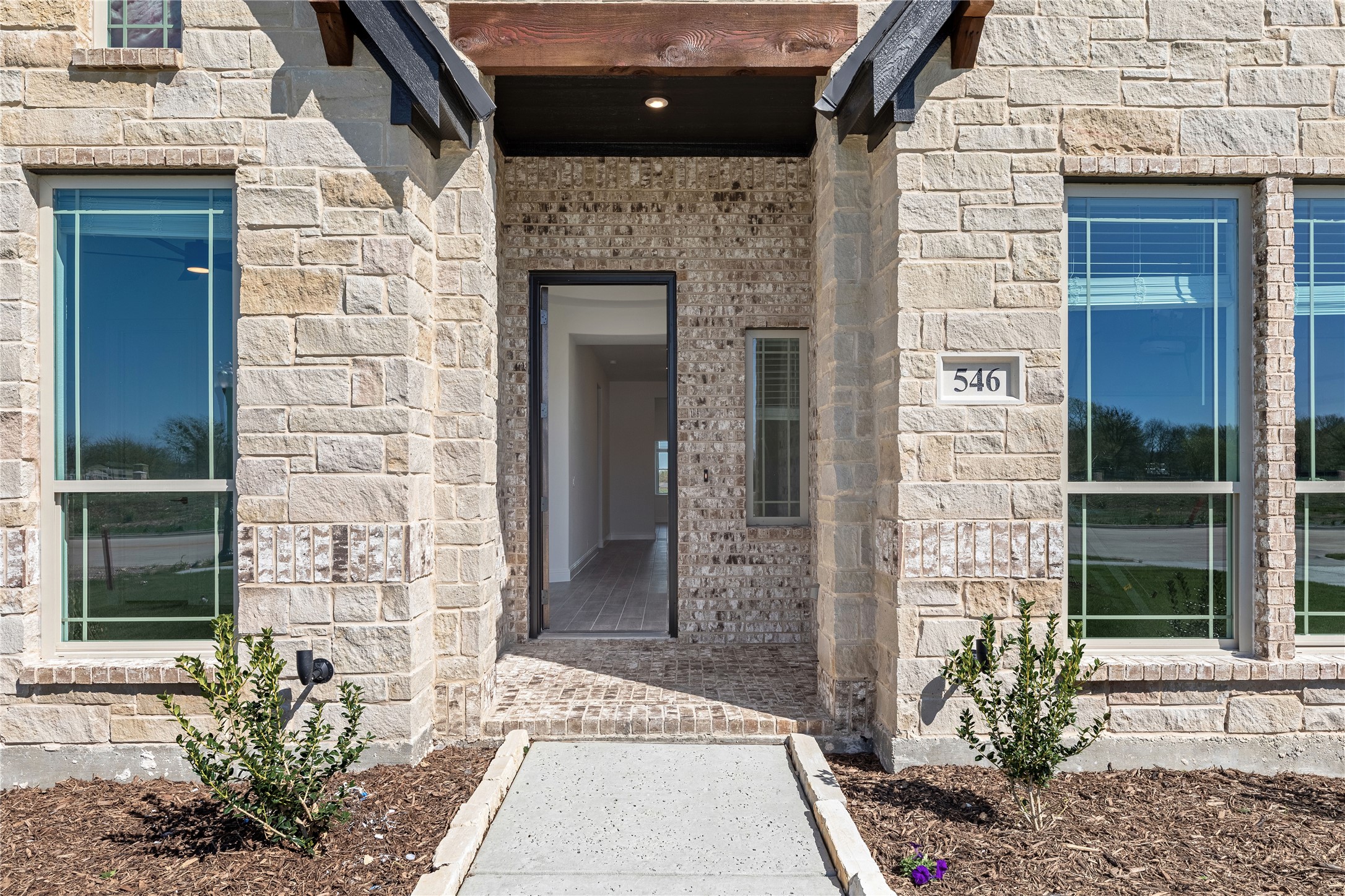546 Hearthstone Boulevard Red Oak TX 75154