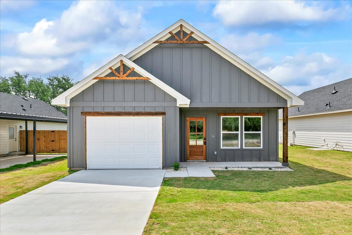 805 Arrowhead Court Granbury TX 76048