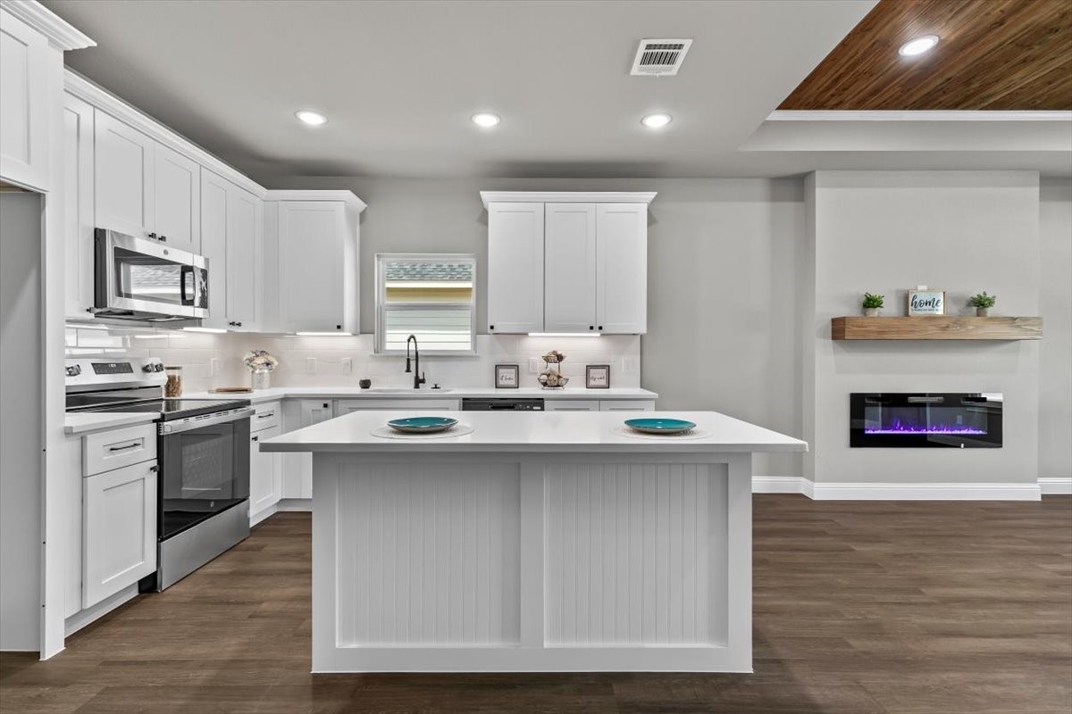 805 Arrowhead Court Granbury TX 76048