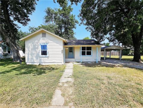 207 S Dallas Street Groesbeck TX 76642