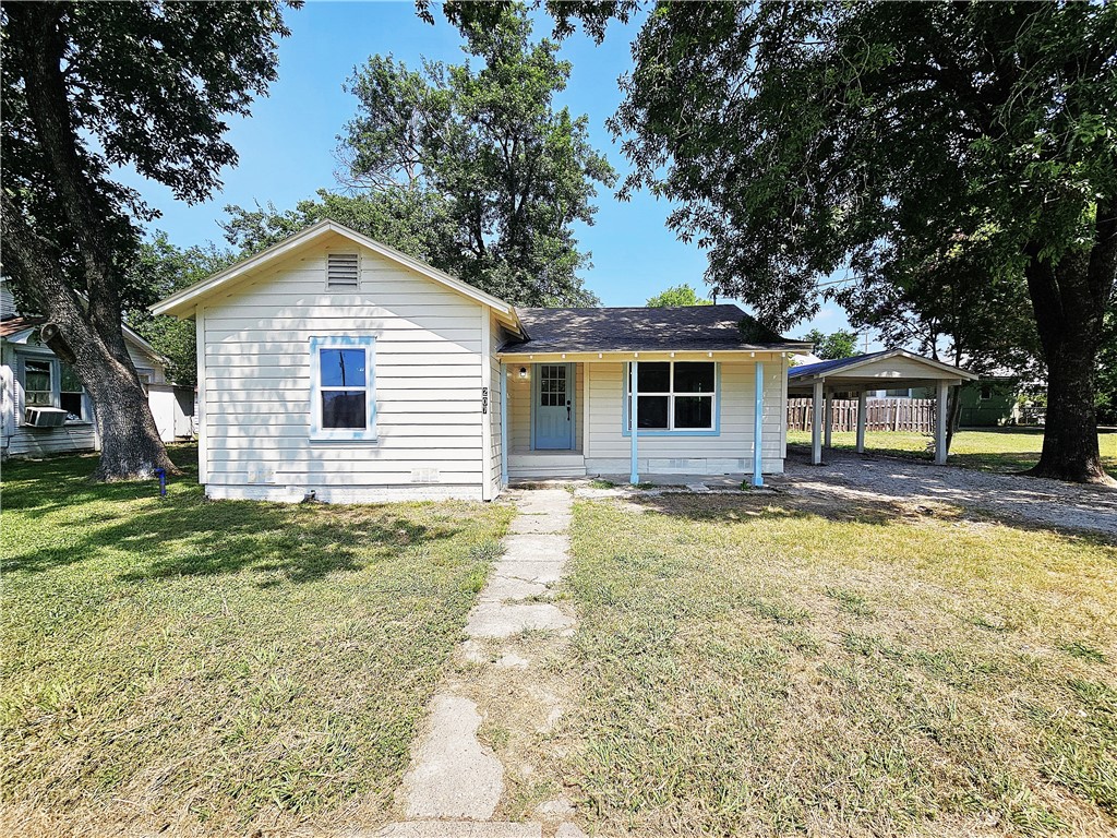 207 S Dallas Street Groesbeck TX 76642