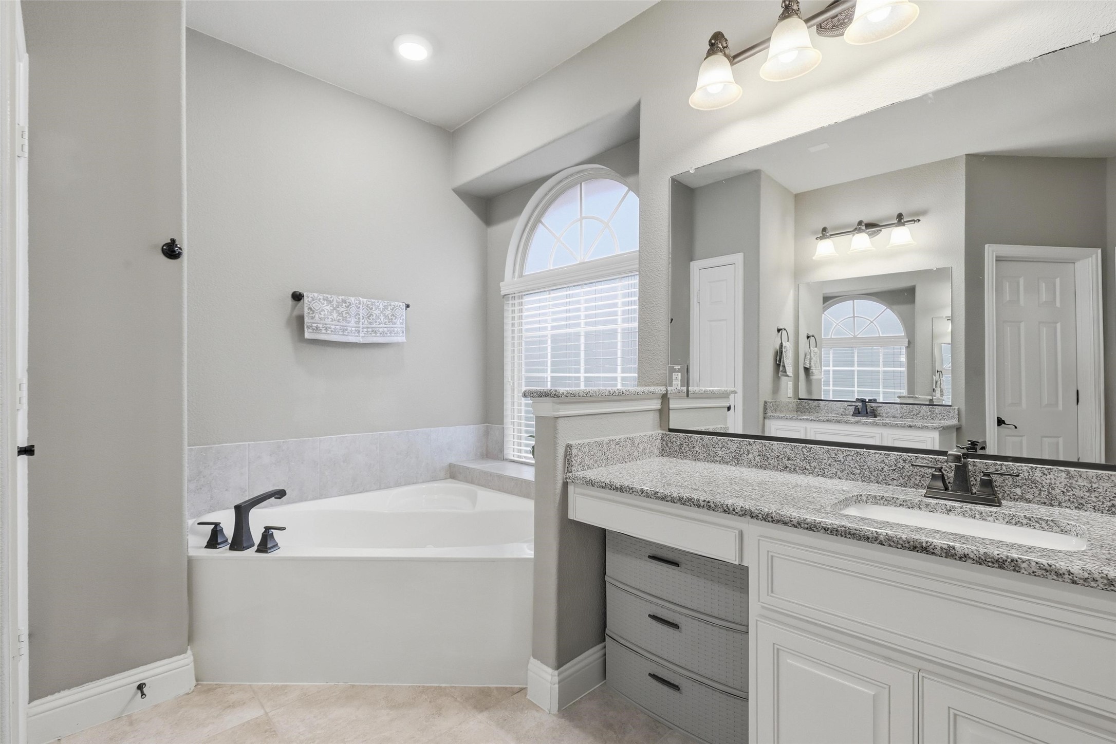 2939 Arenoso Grand Prairie TX 75054